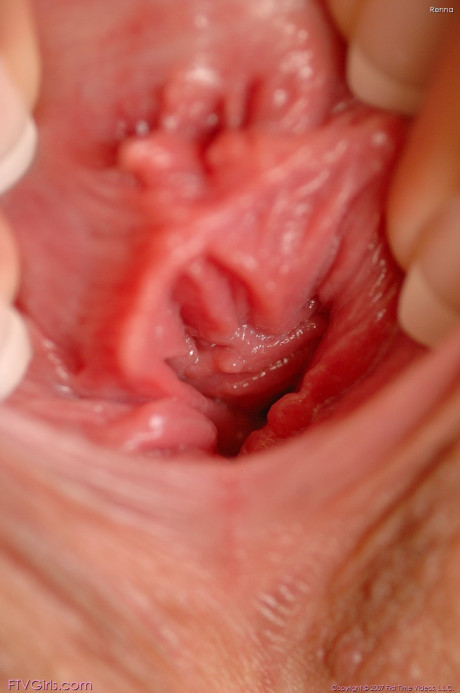 Glamour babe Renna showing her delicious pink snatch in vagina gaping closeups