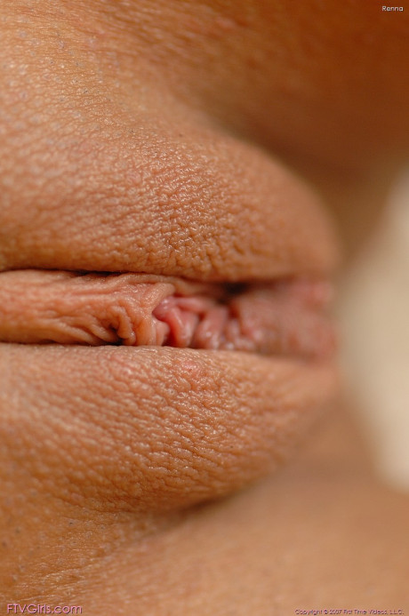 Glamour babe Renna showing her delicious pink snatch in vagina gaping closeups