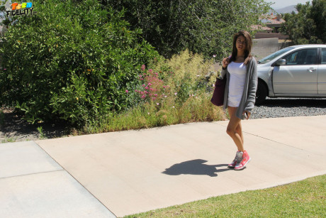 Petite Venezuelan hottie Veronica Rodriguez drops her pants for outdoor bang