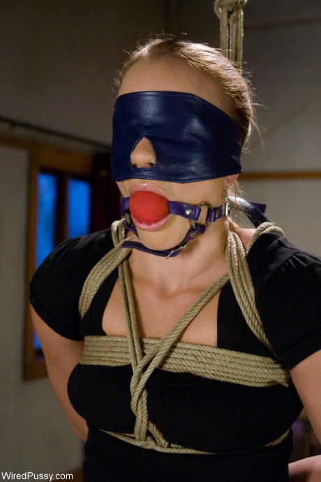 Wired snatch Claire Adams, Kirra Lynne