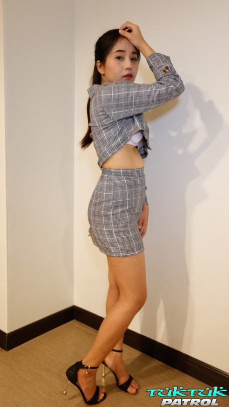 Amateur chinese babe Nate doffs her clothes and poses nude on a bed