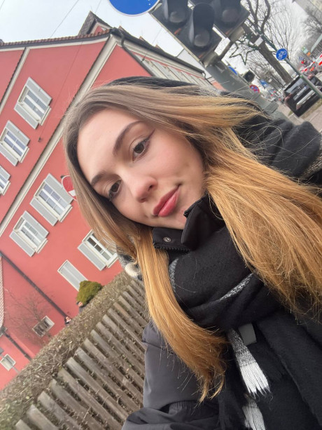 Chick girl woman next door type Emma Uzi takes nude selfies outdoors and indoors