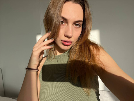 Chick girl woman next door type Emma Uzi takes nude selfies outdoors and indoors