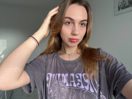 Chick girl woman next door type Emma Uzi takes nude selfies outdoors and indoors