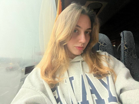 Chick girl woman next door type Emma Uzi takes nude selfies outdoors and indoors