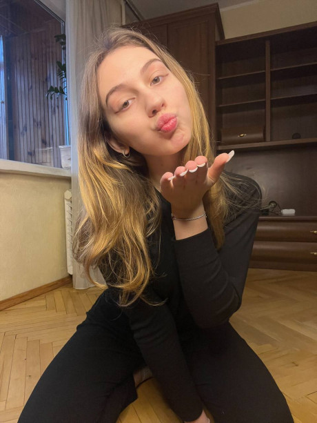 Chick girl woman next door type Emma Uzi takes nude selfies outdoors and indoors