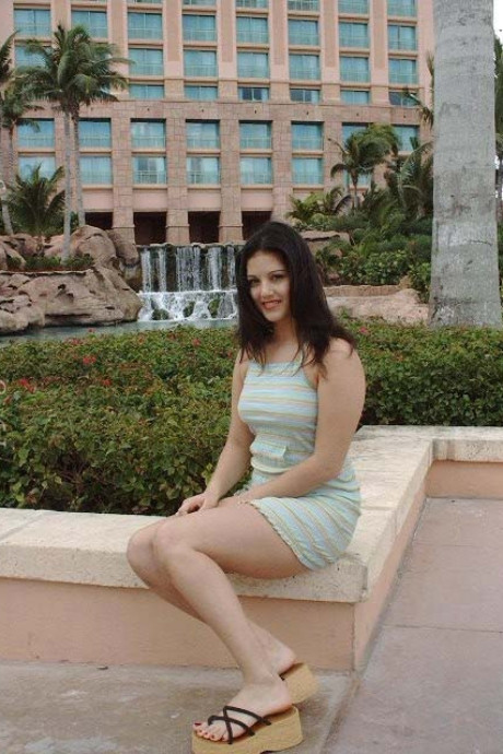 Indian MILF with natural breasts Sunny Leone flashes her delicious ass outdoors
