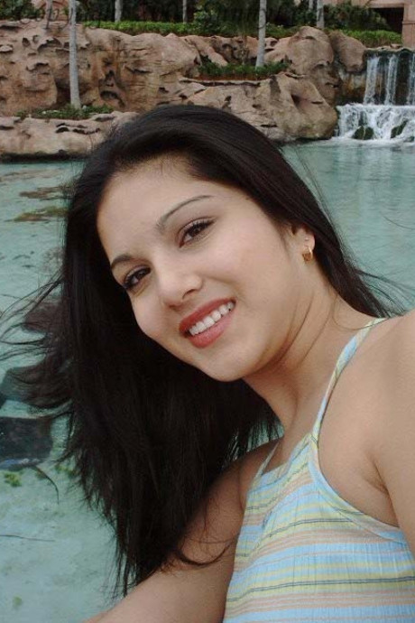 Indian MILF with natural breasts Sunny Leone flashes her delicious ass outdoors
