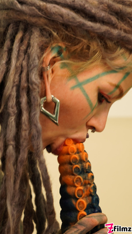 Body modifier Anuskatzz takes a enormous dildo to her filthy butthole