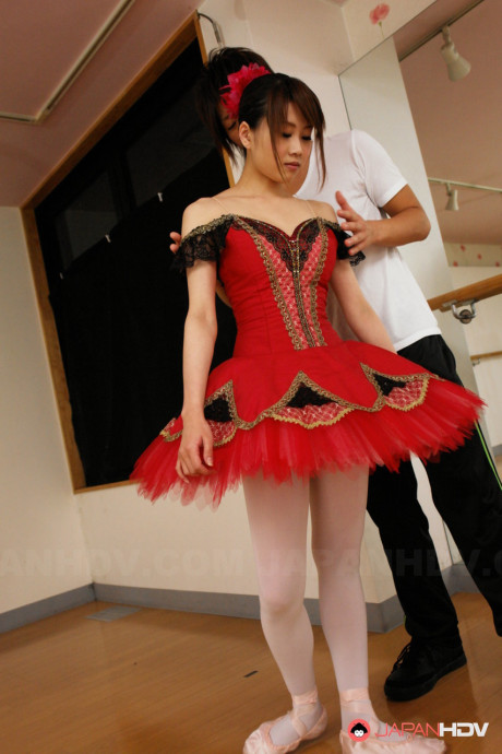 Chinese ballerina Ririka Suzuki sucks dong with her juicy natural melons exposed