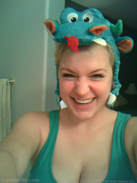 Blondy amateur Danielle Ftv dons numerous outfits for non nude selfies