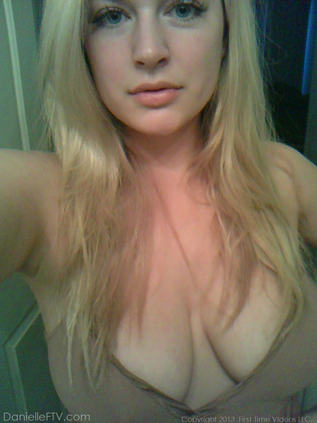 Blondy amateur Danielle Ftv dons numerous outfits for non nude selfies