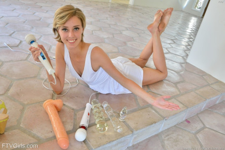 Blondie girl girl with short hair and nice legs fists and toys her own butthole
