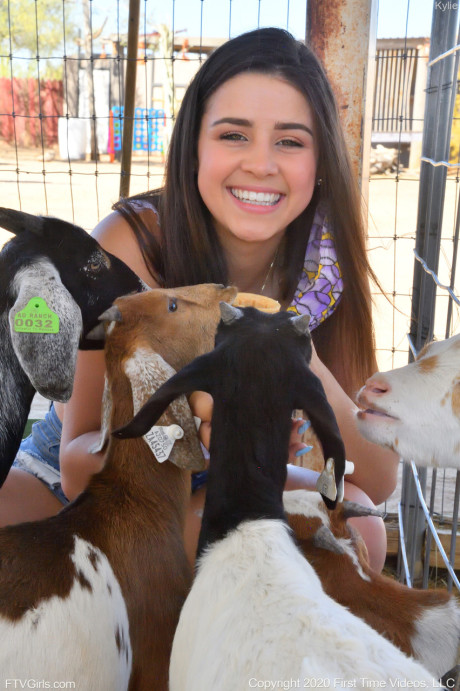 Smiley amateur babe Kylie poses in her denim shorts & white shirt at the zoo
