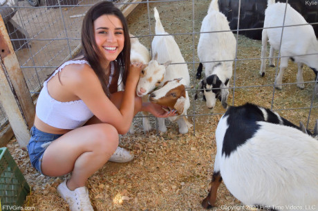Smiley amateur babe Kylie poses in her denim shorts & white shirt at the zoo