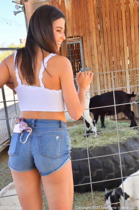 Smiley amateur babe Kylie poses in her denim shorts & white shirt at the zoo
