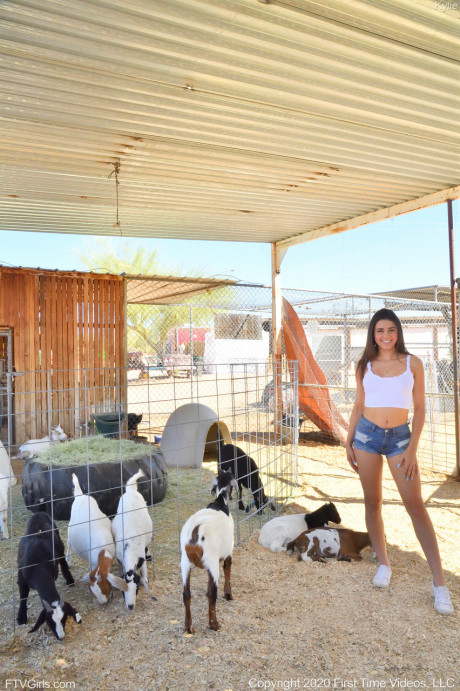 Smiley amateur babe Kylie poses in her denim shorts & white shirt at the zoo