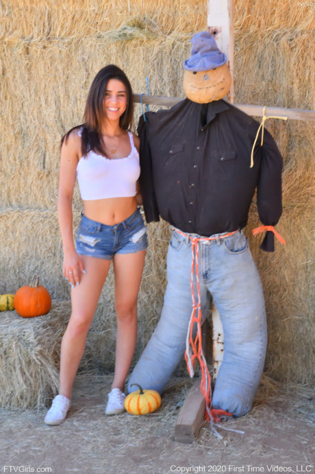Smiley amateur babe Kylie poses in her denim shorts & white shirt at the zoo