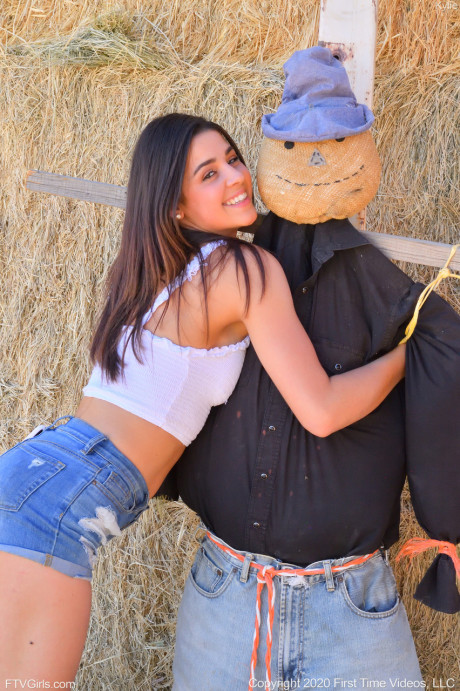 Smiley amateur babe Kylie poses in her denim shorts & white shirt at the zoo