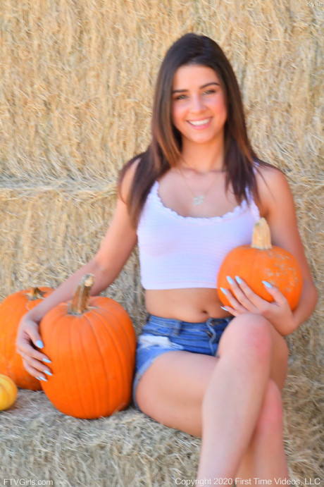 Smiley amateur babe Kylie poses in her denim shorts & white shirt at the zoo