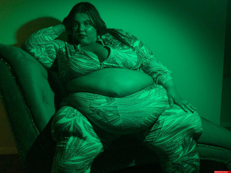 SSBBW Golden Bombshell shows the crack of her ass during solo action