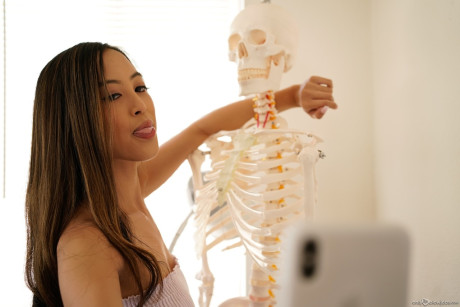 American sweetheart Alexia Anders shows a doctor her great oral sex skills