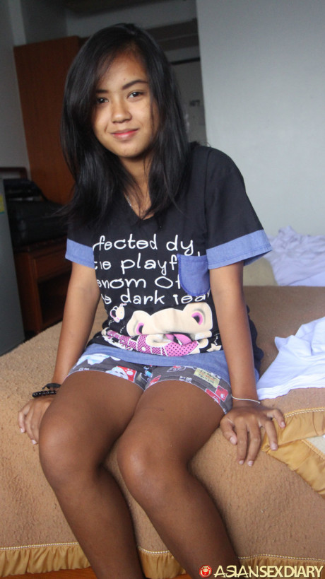 Thai teen Poo B shows her pregnant belly and swollen breasts before POV sex