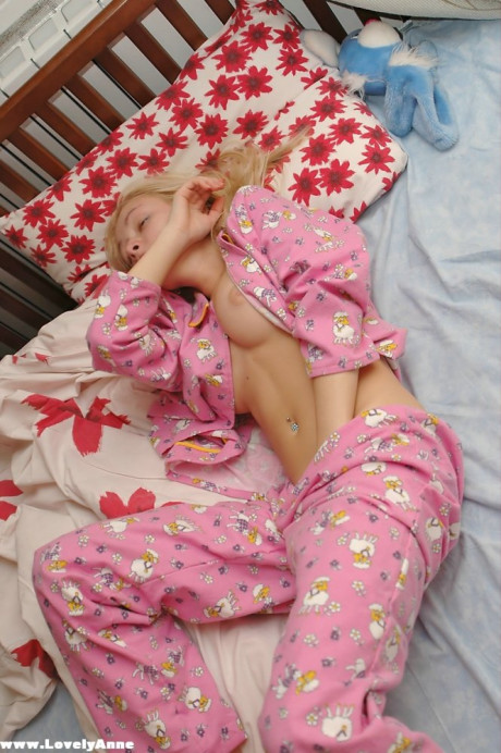 Natural blonde slips a hand down her pyjama bottoms to masturbate