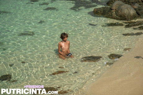 Skinny babe shows off her hot behind and exposes her tiny boobs at the beach