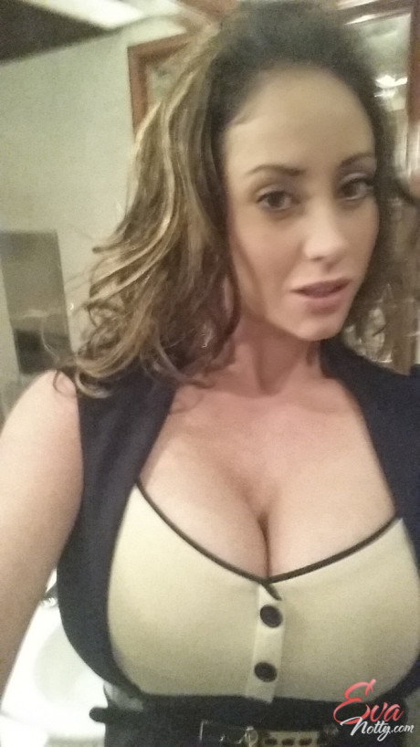 Broad with impressive assets Eva Notty adores making sleazy selfies