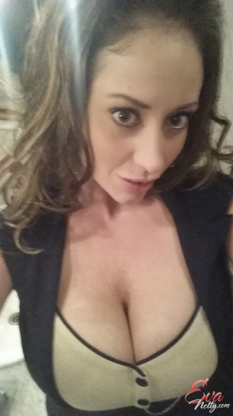 Broad with impressive assets Eva Notty adores making sleazy selfies