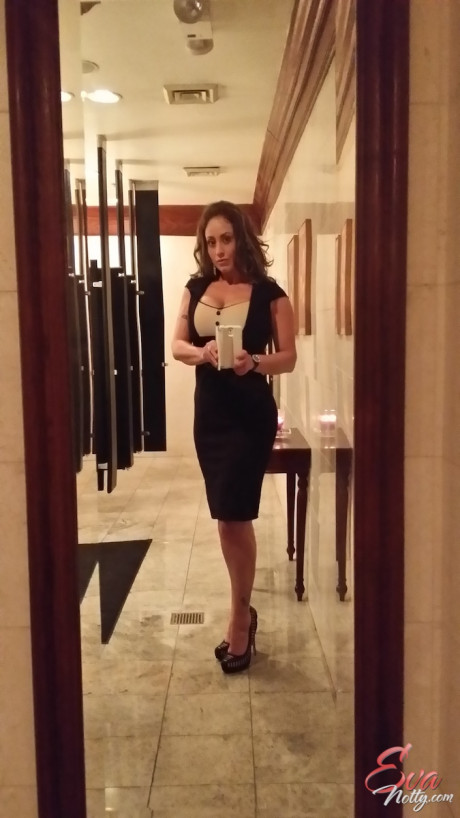 Broad with impressive assets Eva Notty adores making sleazy selfies