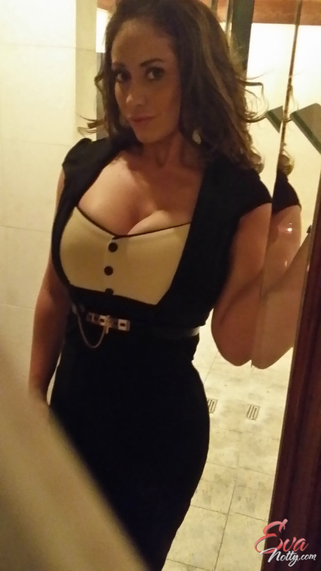 Broad with impressive assets Eva Notty adores making sleazy selfies