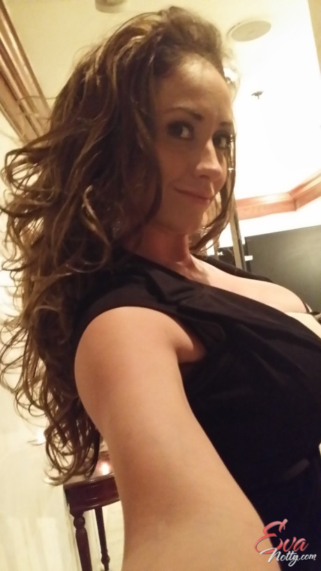 Broad with impressive assets Eva Notty adores making sleazy selfies