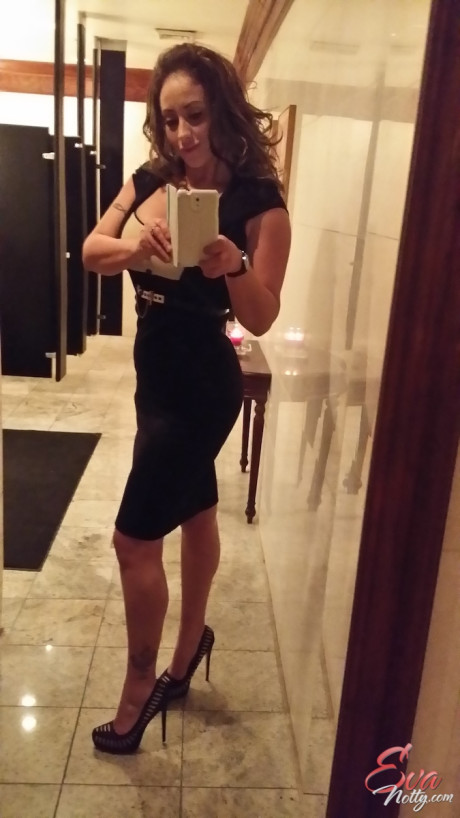 Broad with impressive assets Eva Notty adores making sleazy selfies