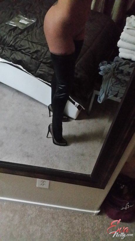 Broad with impressive assets Eva Notty adores making sleazy selfies