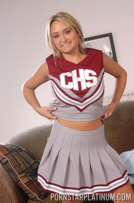 Gorgeous chubby blondie Carmella toys her shaved pink snatch with a dildo