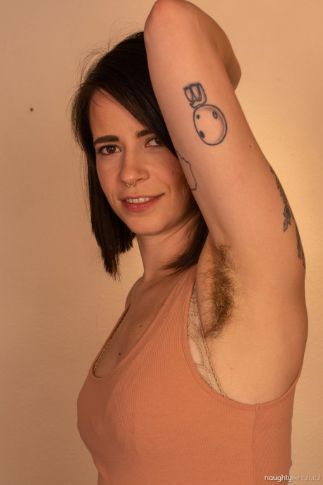 Amateur sweety Freya Mars unveils her curvy tattooed body and hairy cunt