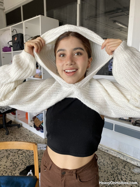 Fresh teenie amateur takes a cumshot on her freckled face during POV action