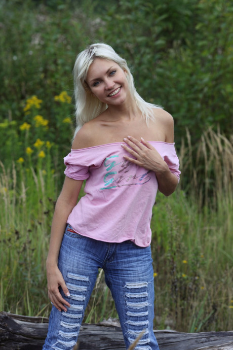 Fresh teen blondie strips down to her ripped jeans while in the outdoors