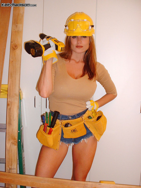 Amateur slut girlfriend lady Kelly Madison whips out her boobies and gives a blowjob during home renos