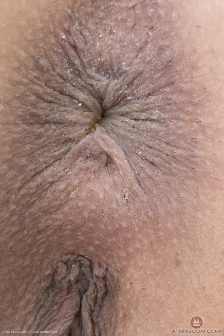 Amateur babe with a juicy bum Lily Adams flaunts her holes up close outdoors