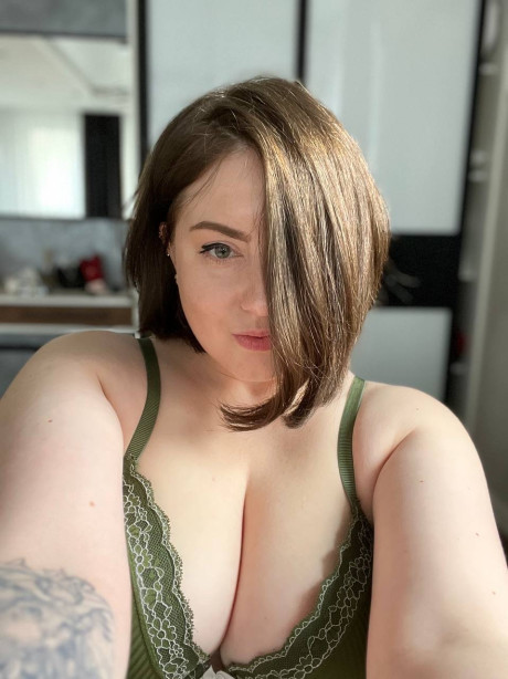 Chubby babe Kristi KKK flaunts her round thick butt and giant titties in a solo