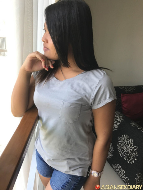 Sexy chinese amateur Pann expsoes her firm breasts and takes a knob in POV