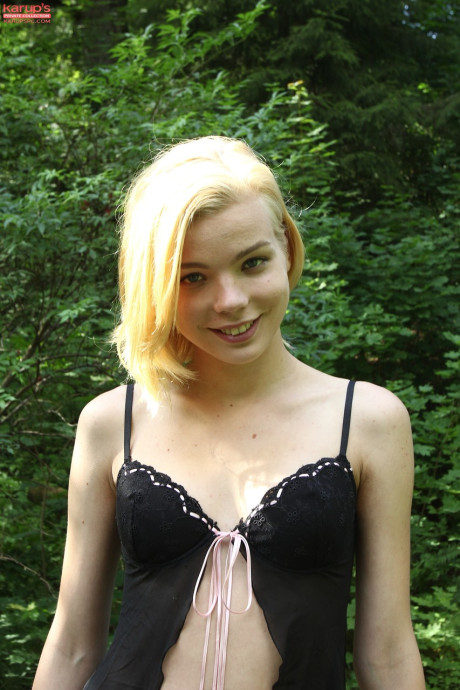 Platinum yellow-haired sweetheart Sophia Kitten massages her bald pussy in nature