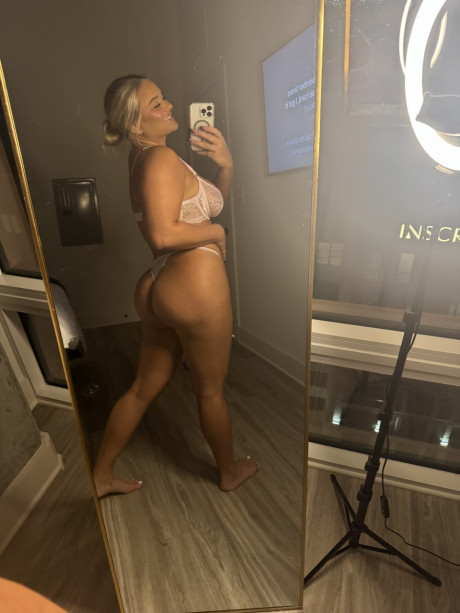 Curvy Onlyfans cam babe Lexi Gogogo flaunts her monstrous behind in a cute compilation