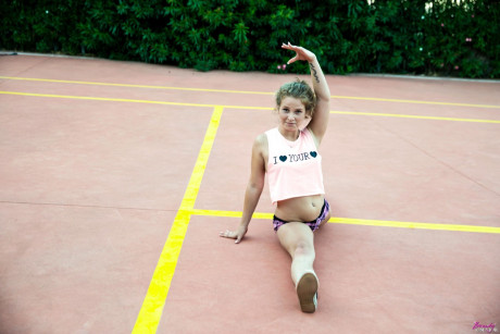Flexible Bunny Baby licks oldman dick on the tennis court topless