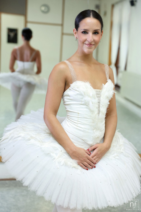 Breathtaking ballerina Betzz gives a hot blowjob and fucks a rock-hard meat