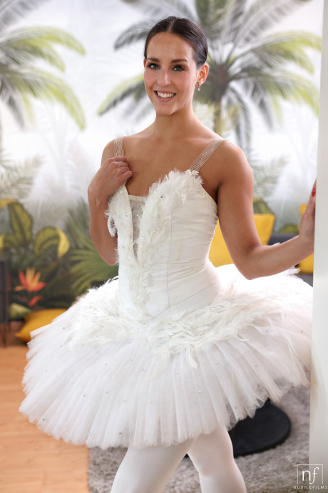 Breathtaking ballerina Betzz gives a hot blowjob and fucks a rock-hard meat