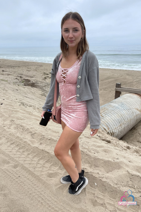 Thin amateur Macy Meadows shows off her tight booty & her yummy vagina lips